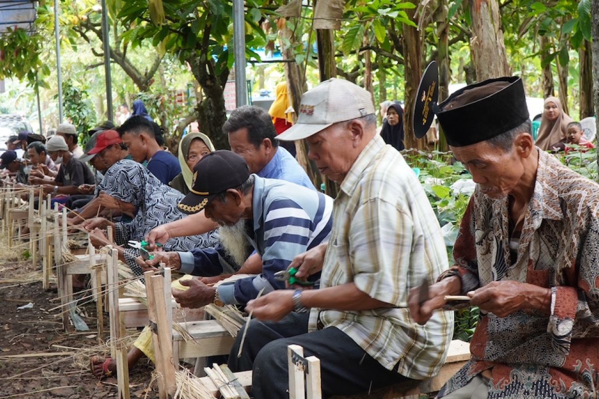 PTBA berdayakan 1.127 orang lansia produksi tusuk sate