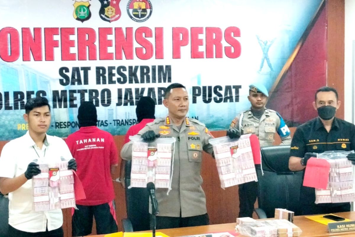 Polisi amankan dua orang tersangka terkait pengedaran uang palsu