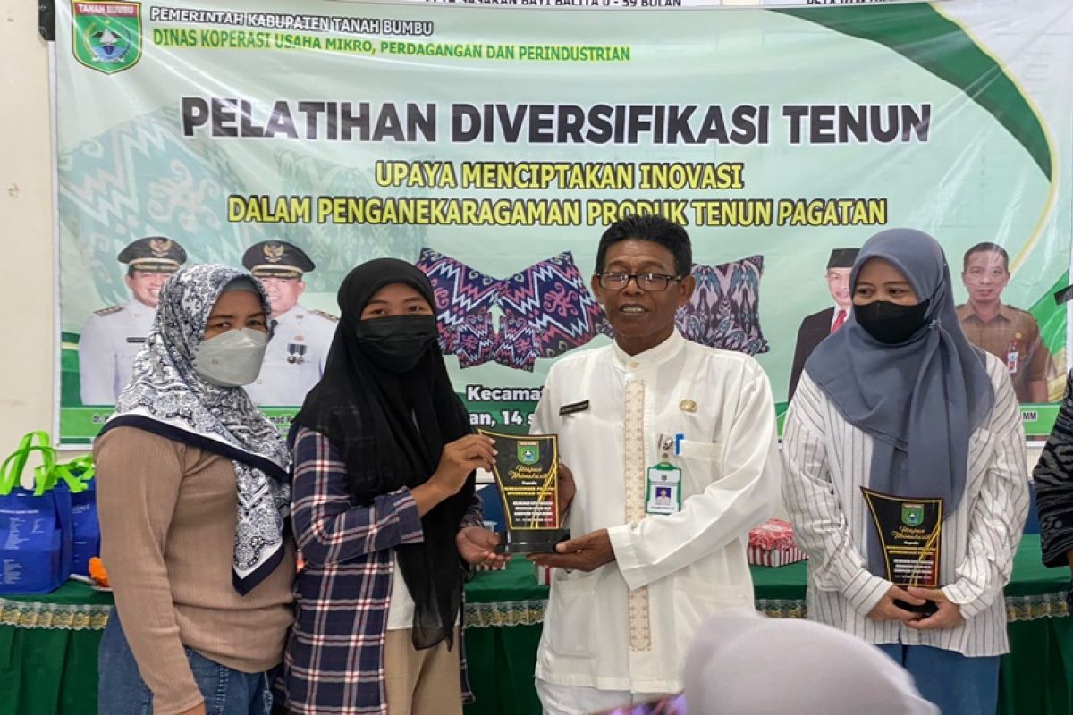 Tanah Bumbu tutup pelatihan membuat kain tenun