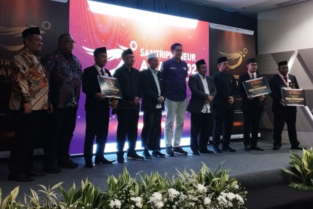 "Santripreneur Award 2022" beri penghargaan tiga santri daerah