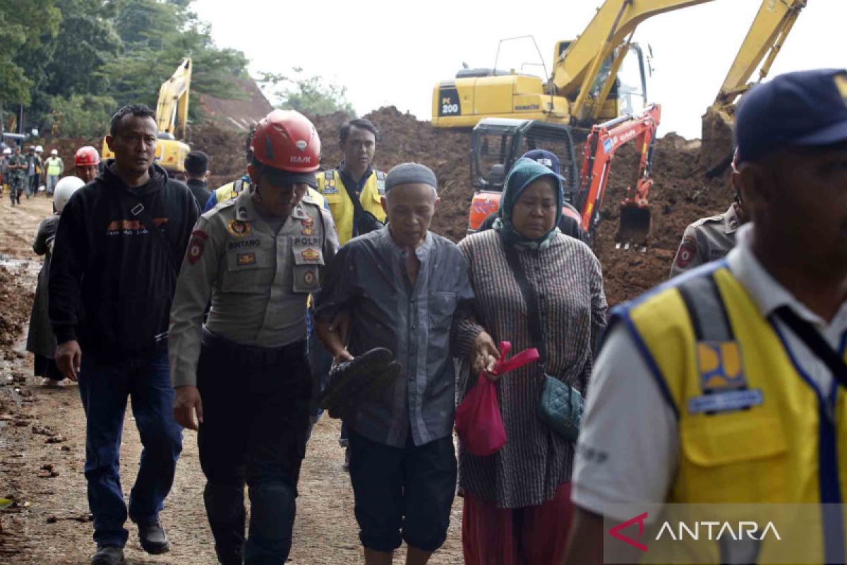 Jalan Raya Puncak Cianjur Yang Terputus Akibat Longsor Kini Sudah Bisa Dilalui Pejalan Kaki 5696