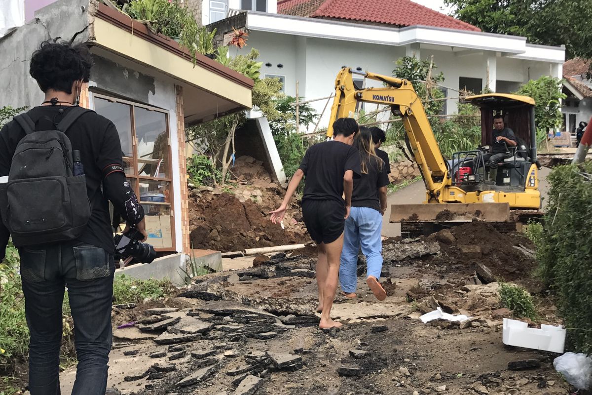 W Java: Aftershock causes Cisarua village road to slump again