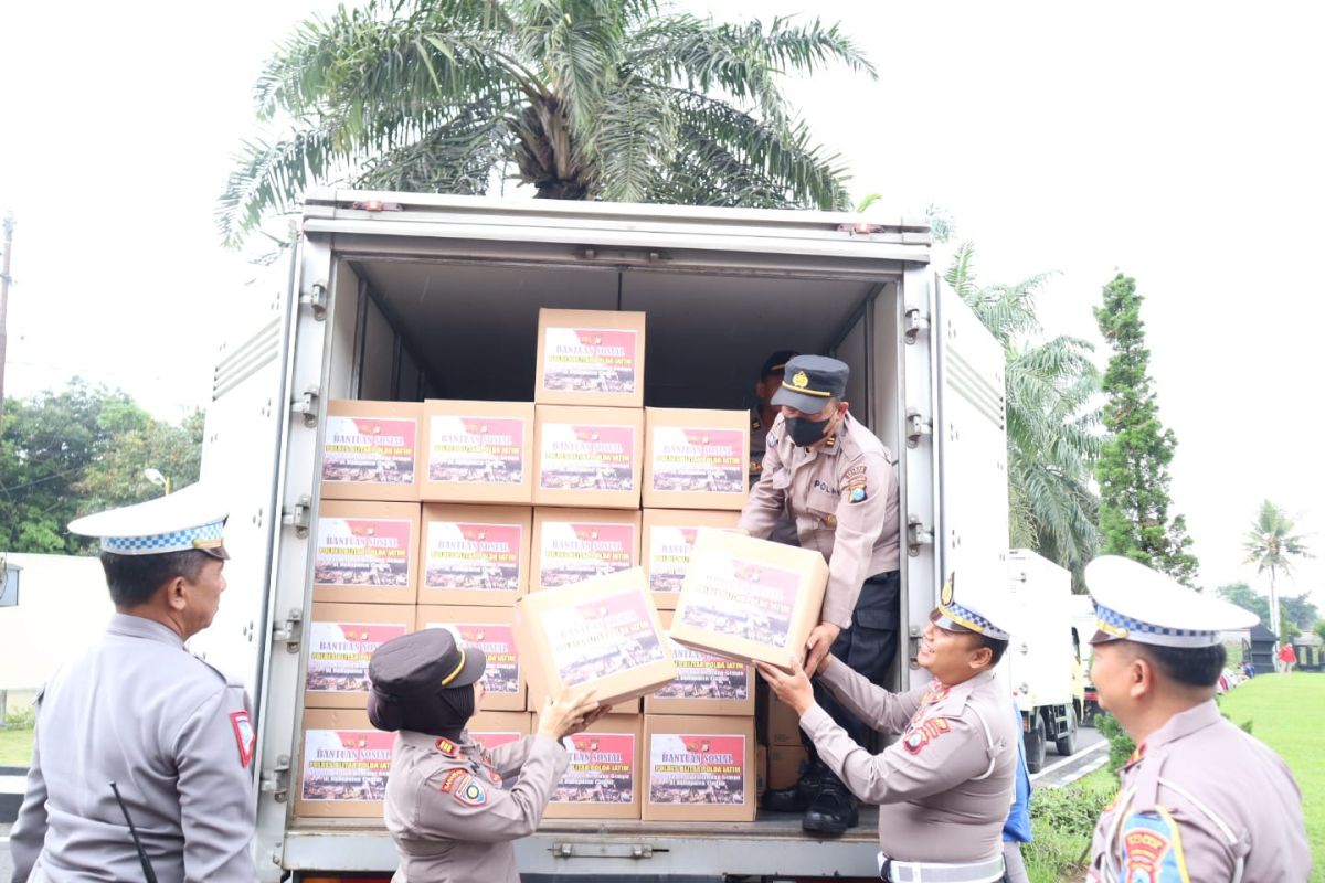 Polres Blitar distribusikan bantuan ke Cianjur Jabar