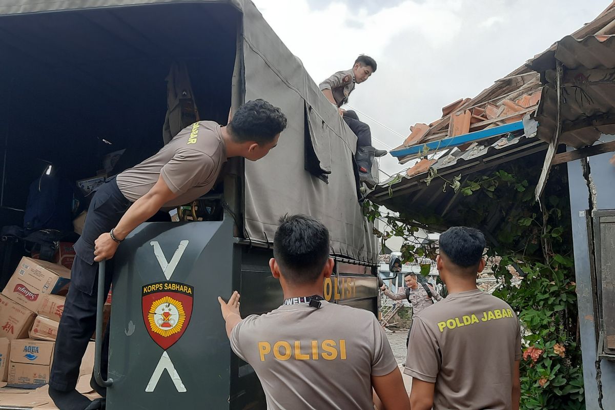 Reruntuhan bangunan hambat proses distribusi bantuan gempa Cianjur