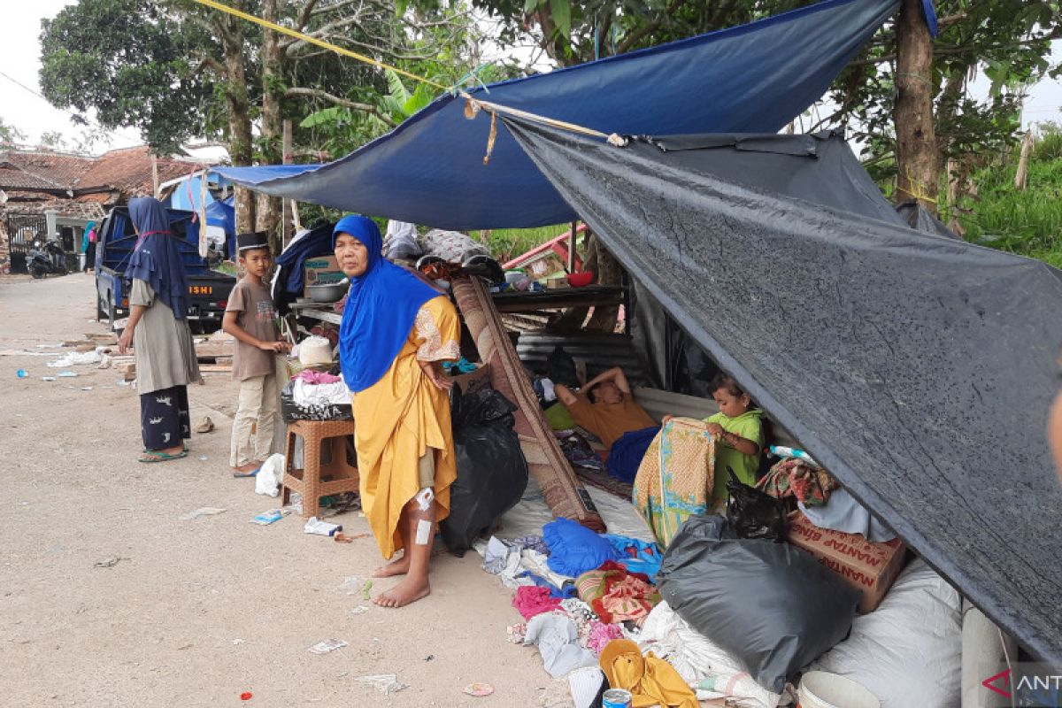 Warga gempa di Cianjur minta bantuan di jalan