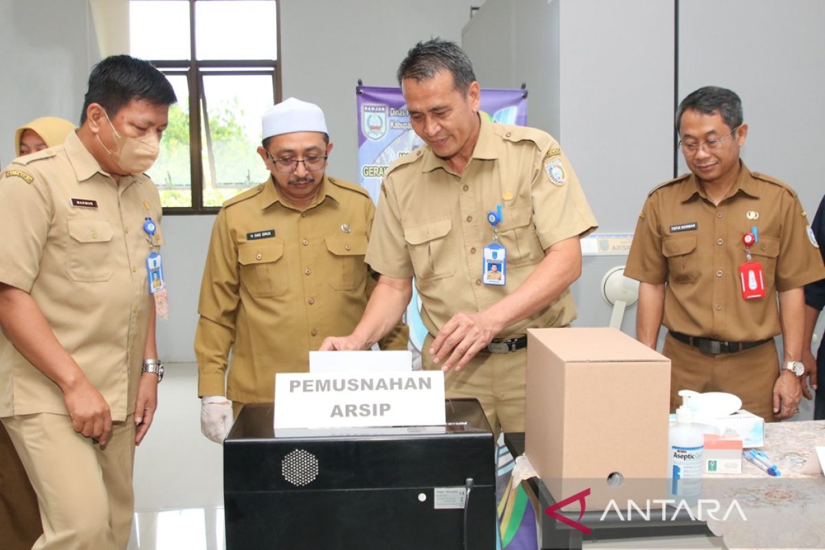 Galeri Foto - Wabup musnahkan 7.494 arsip di Depo Arsip Martapura