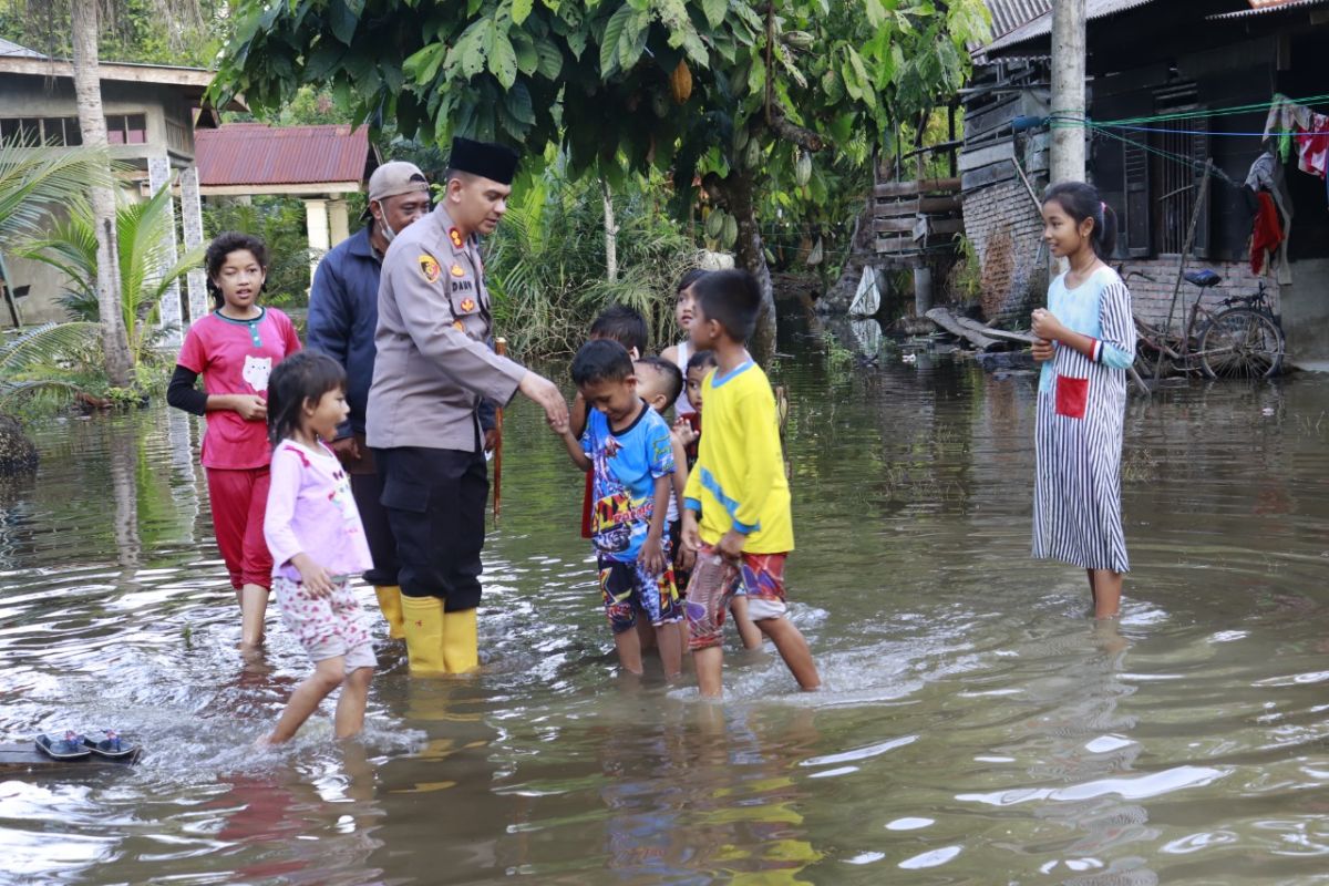 Kapolres Langkat lakukan trauma healing anak-anak korban banjir