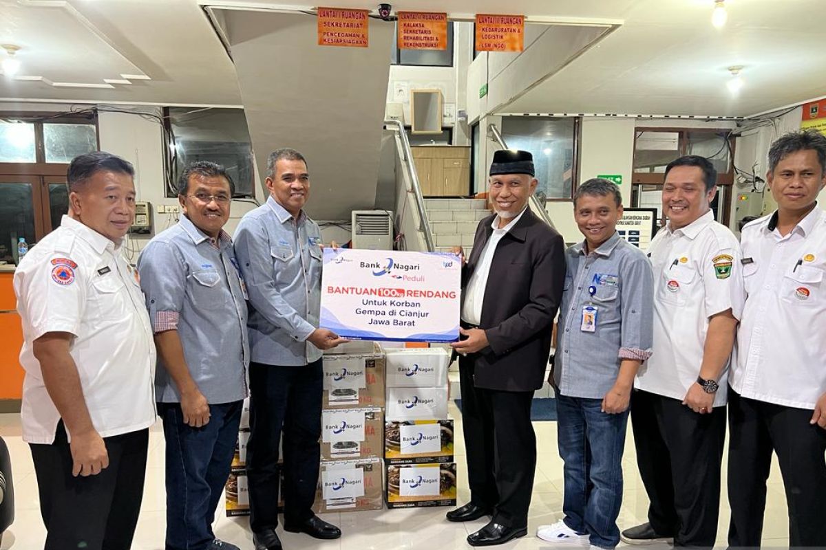 Bank Nagari bantu korban gempa Cianjur 100 Kg rendang, diserahkan ke gubernur