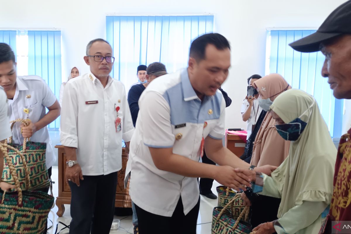 Wali Kota serahkan bantuan paket sembako dalam rangka HKSN