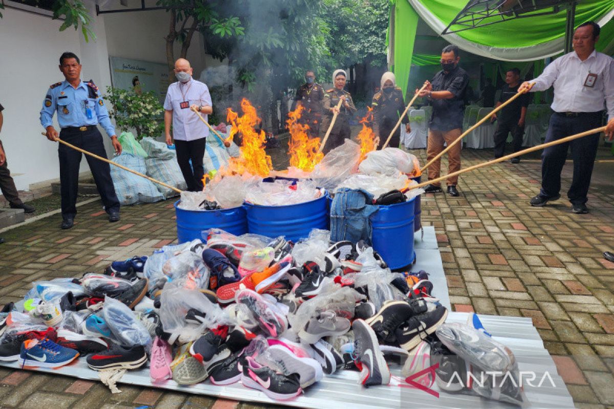 Ribuan sepatu Nike palsu dibakar Kejari Semarang