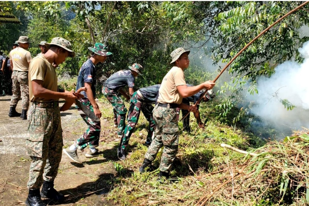 TNI AD dan TDM bersihkan pemakaman Kampung Melayu Lubuk Antu Malaysia