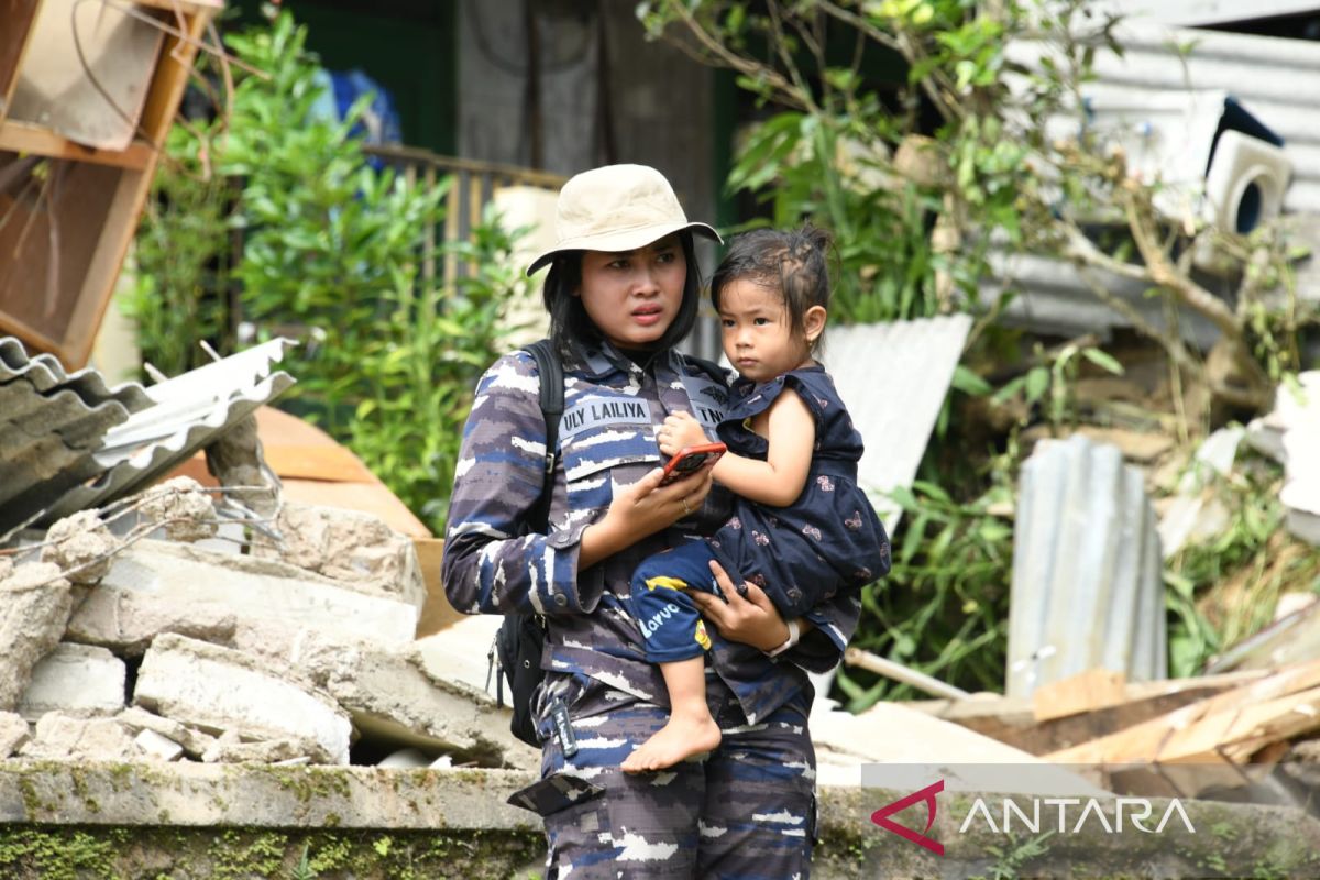TNI AL terus kerahkan prajurit bantu masyarakat Cianjur