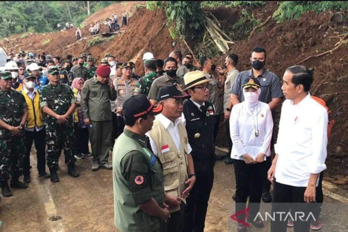 Kemarin, korban gempa Cianjur hingga pemasangan kode batang pada pohon