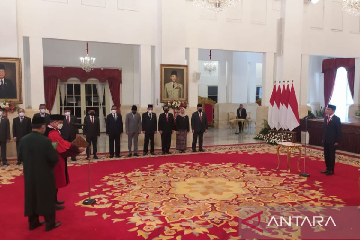 President Jokowi inaugurates Guntur Hamzah as MK Justice