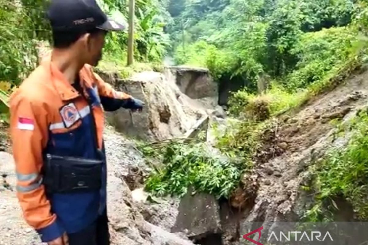 Akses jalan penghubung 2 Kecamatan di Deliserdang terputus akibat longsor