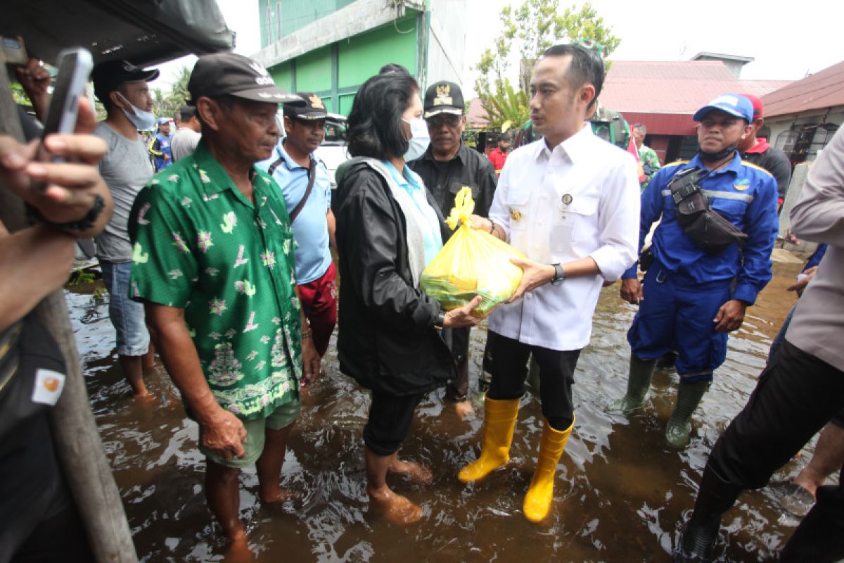 Wali Kota Palangka Raya serahkan bantuan untuk ratusan korban banjir
