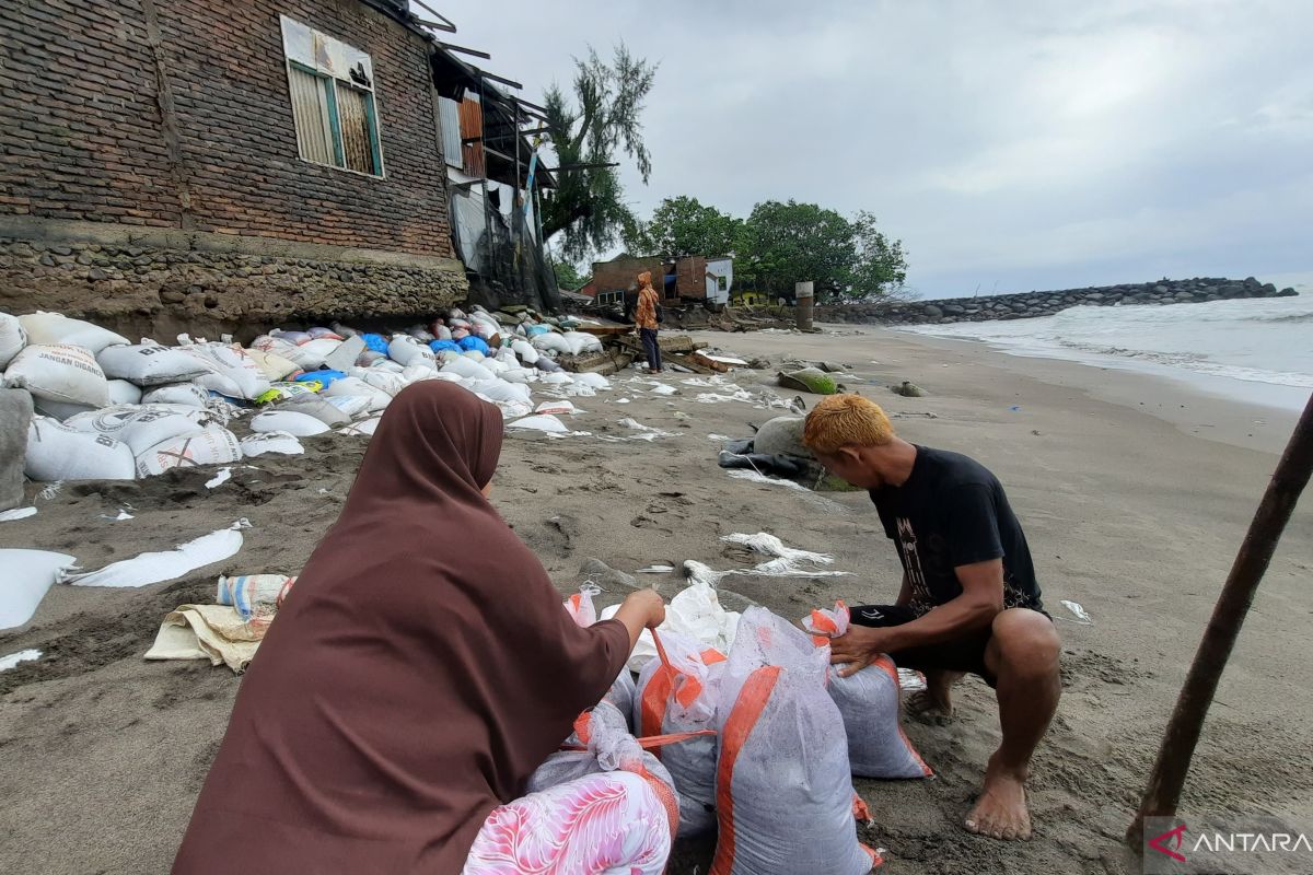 Cuaca ekstrem perburuk abrasi pantai di Padang Pariaman