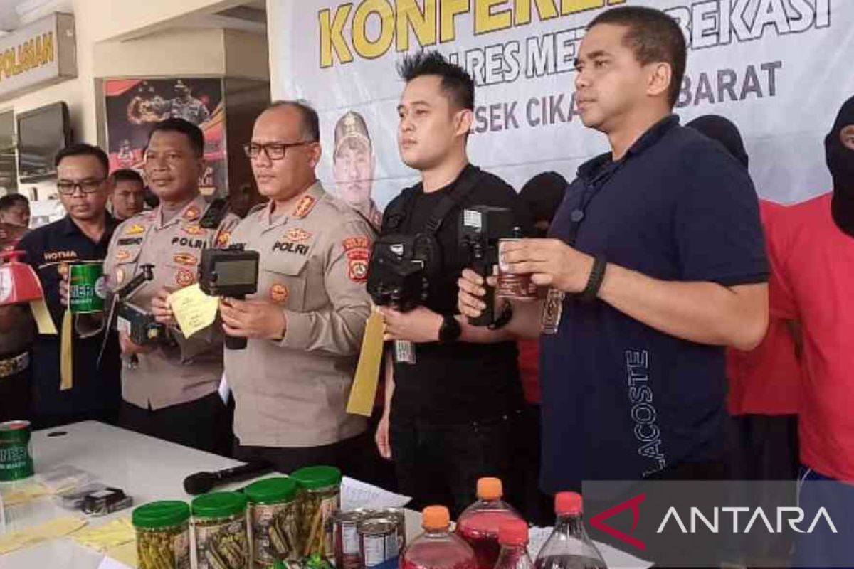 Komplotan penjual makanan-minuman kedaluwarsa di Bekasi diringkus polisi