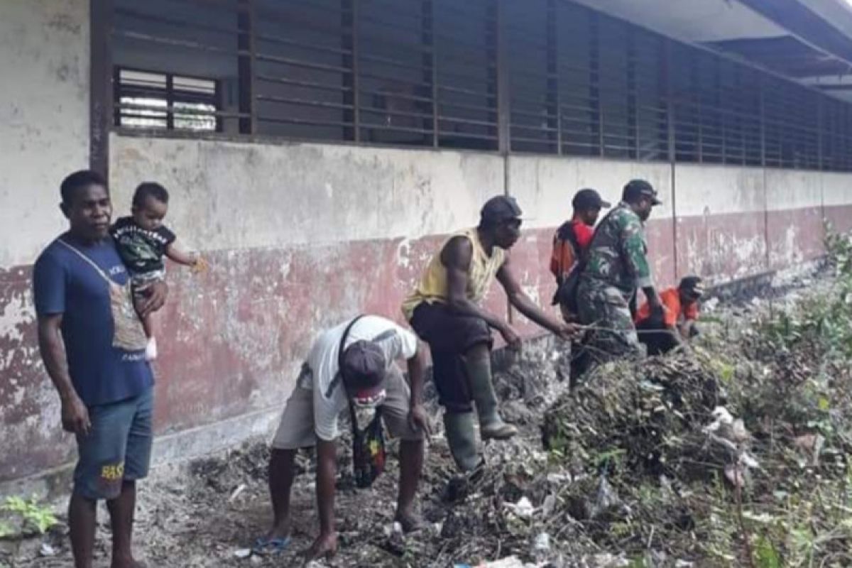 Posramil 1708-01/BT dan warga gotong royong bersihkan halaman sekolah