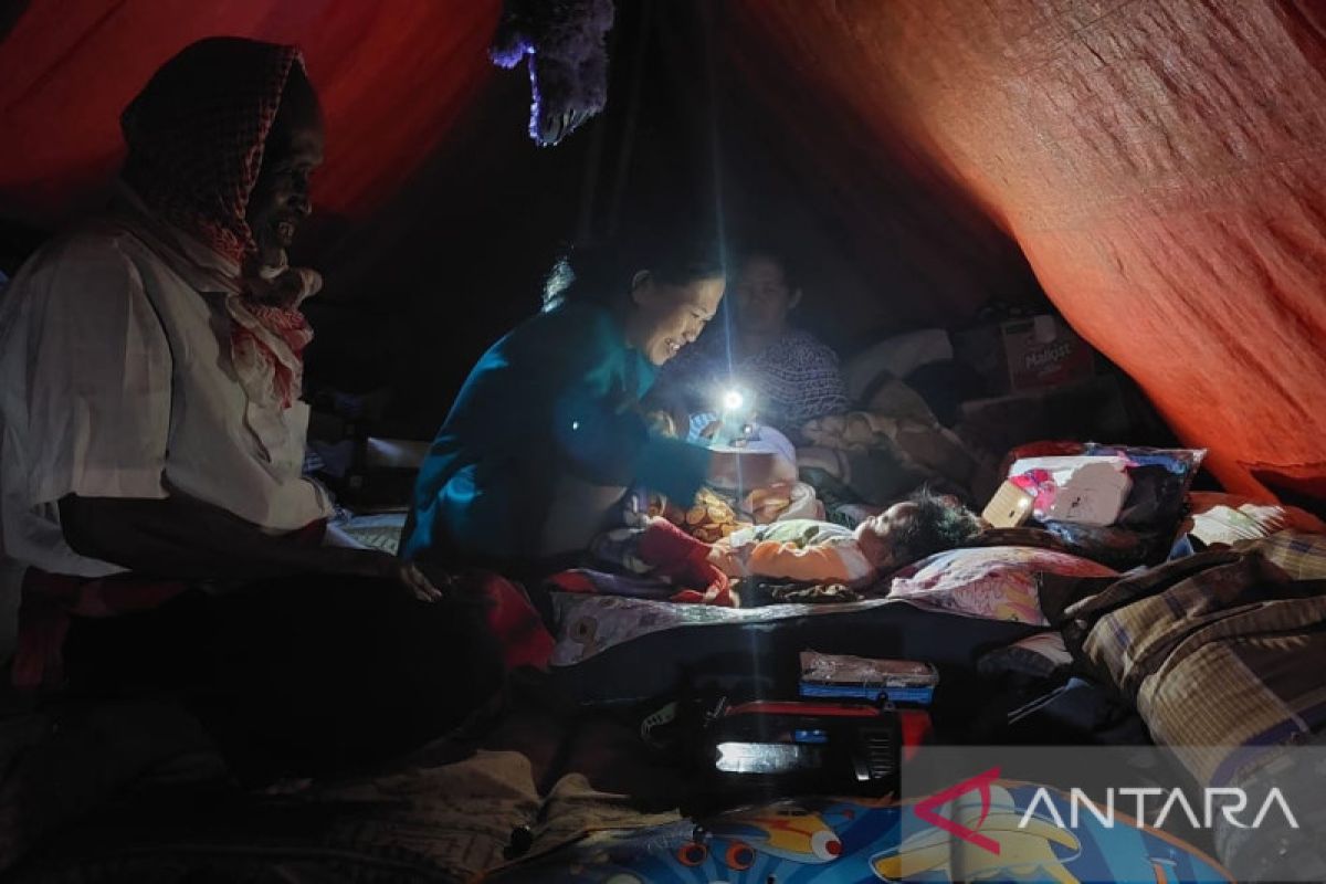 Penyintas gempa bumi di Cianjur bertahan dalam gelap gulita