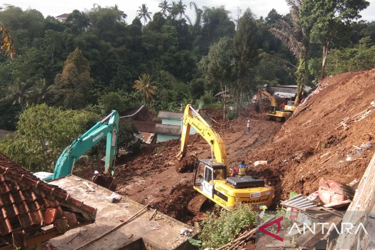 Longsor di jalur Desa Cijedil dikeruk jelang kunjungan Presiden