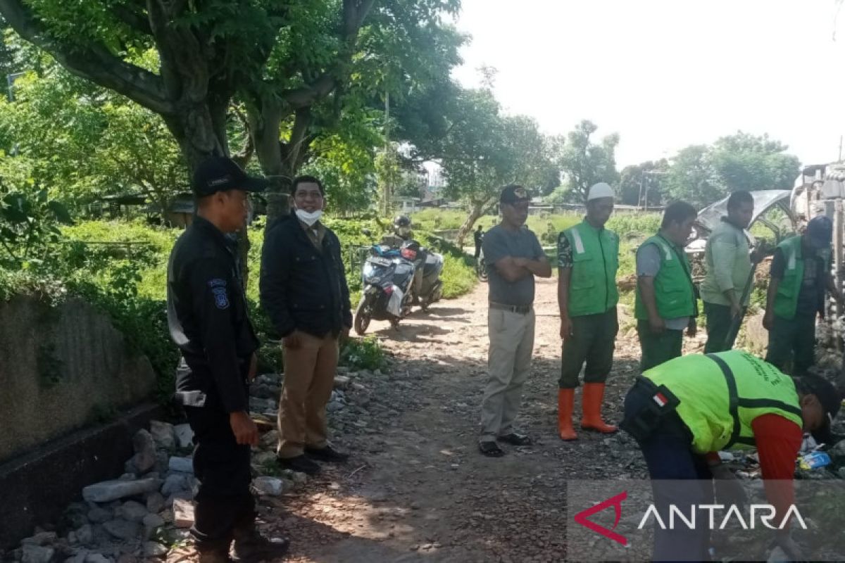 Pertamanan Jaktim bersihkan sampah di TPU Cipinang Besar Selatan
