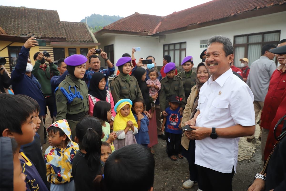 Ministry sends fish, staple goods for Cianjur quake victims