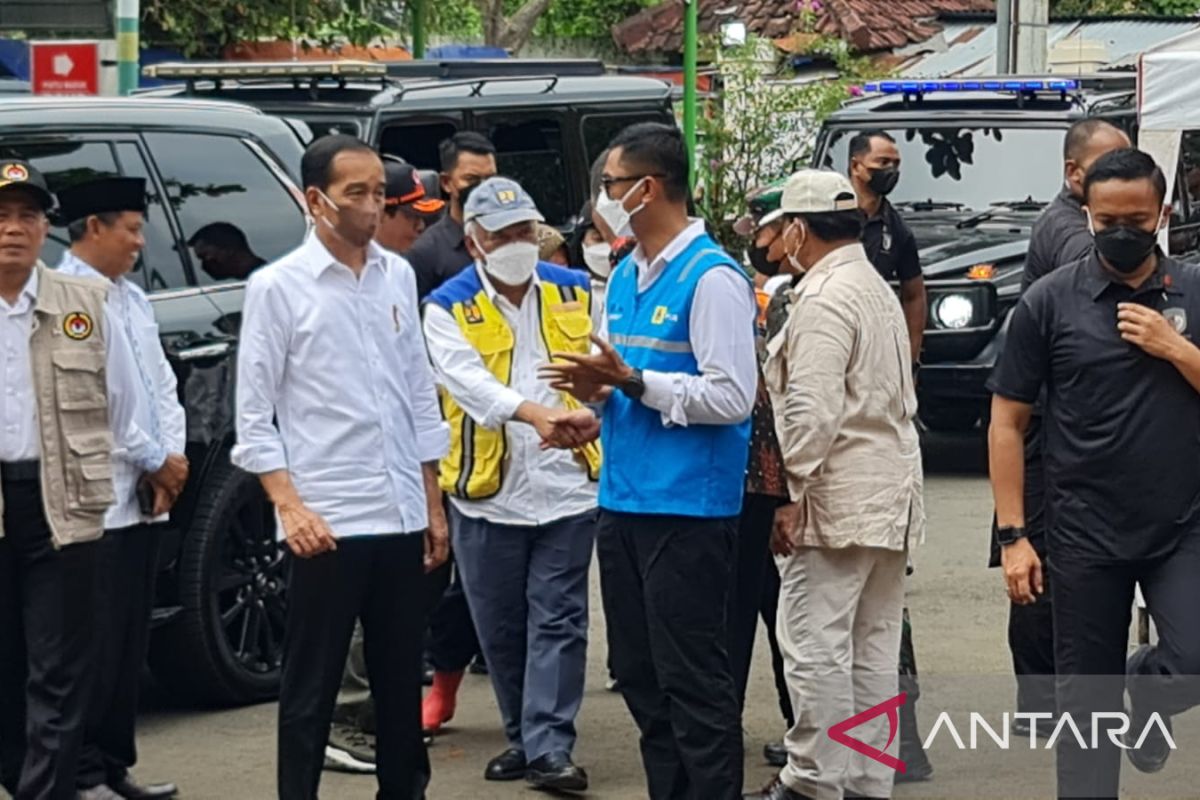 Presiden Jokowi tinjau posko RS Sayang Cianjur, pastikan logistik hingga pasokan listrik PLN aman