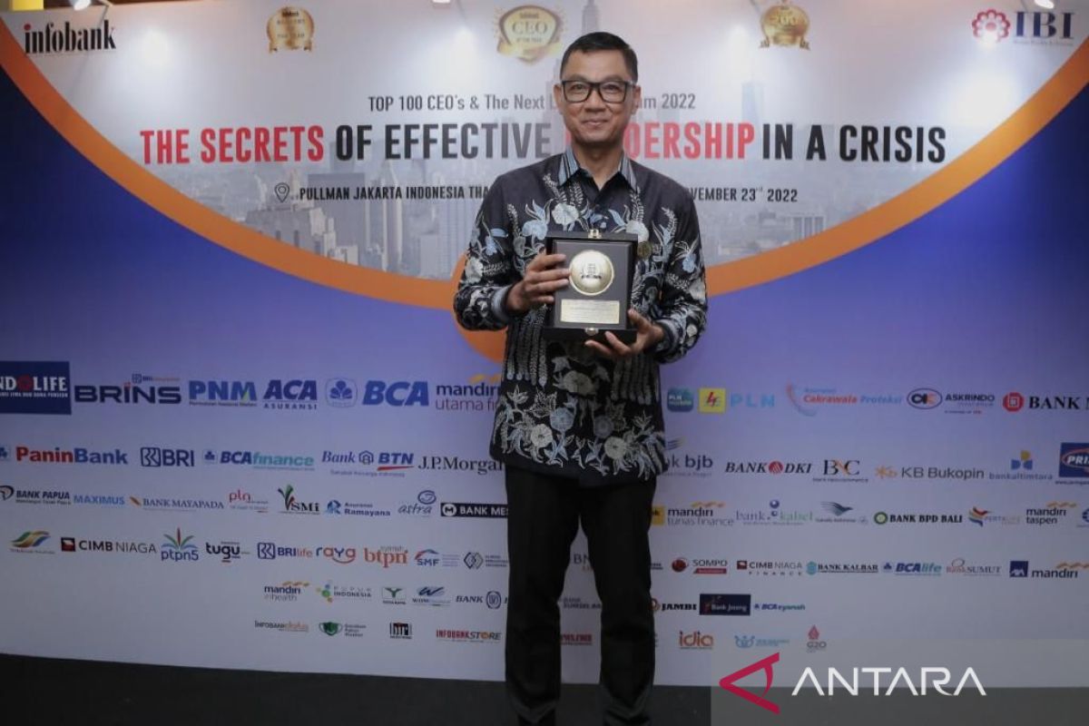 Dirut PLN raih penghargaan Top 100 CEO dari Infobank Media Group