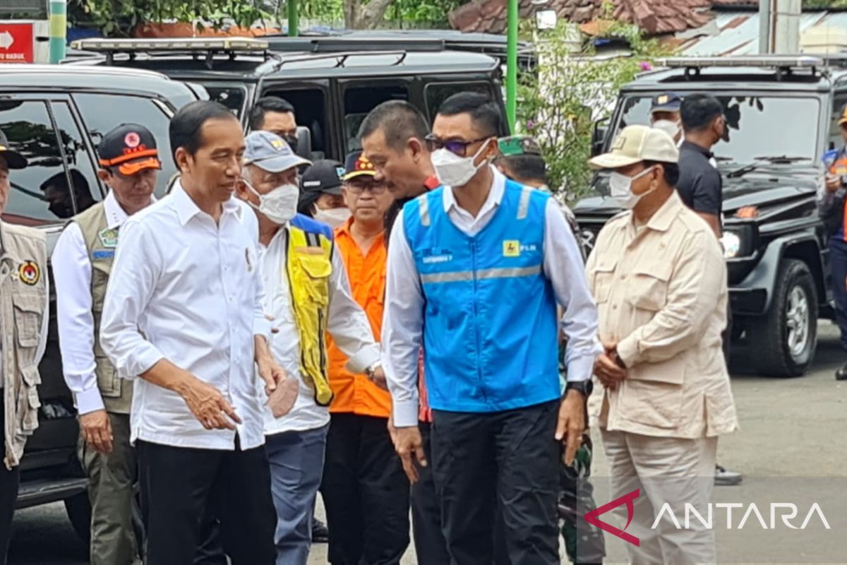 Presiden tinjau posko RS Sayang Cianjur, pastikan logistik hingga pasokan listrik PLN aman