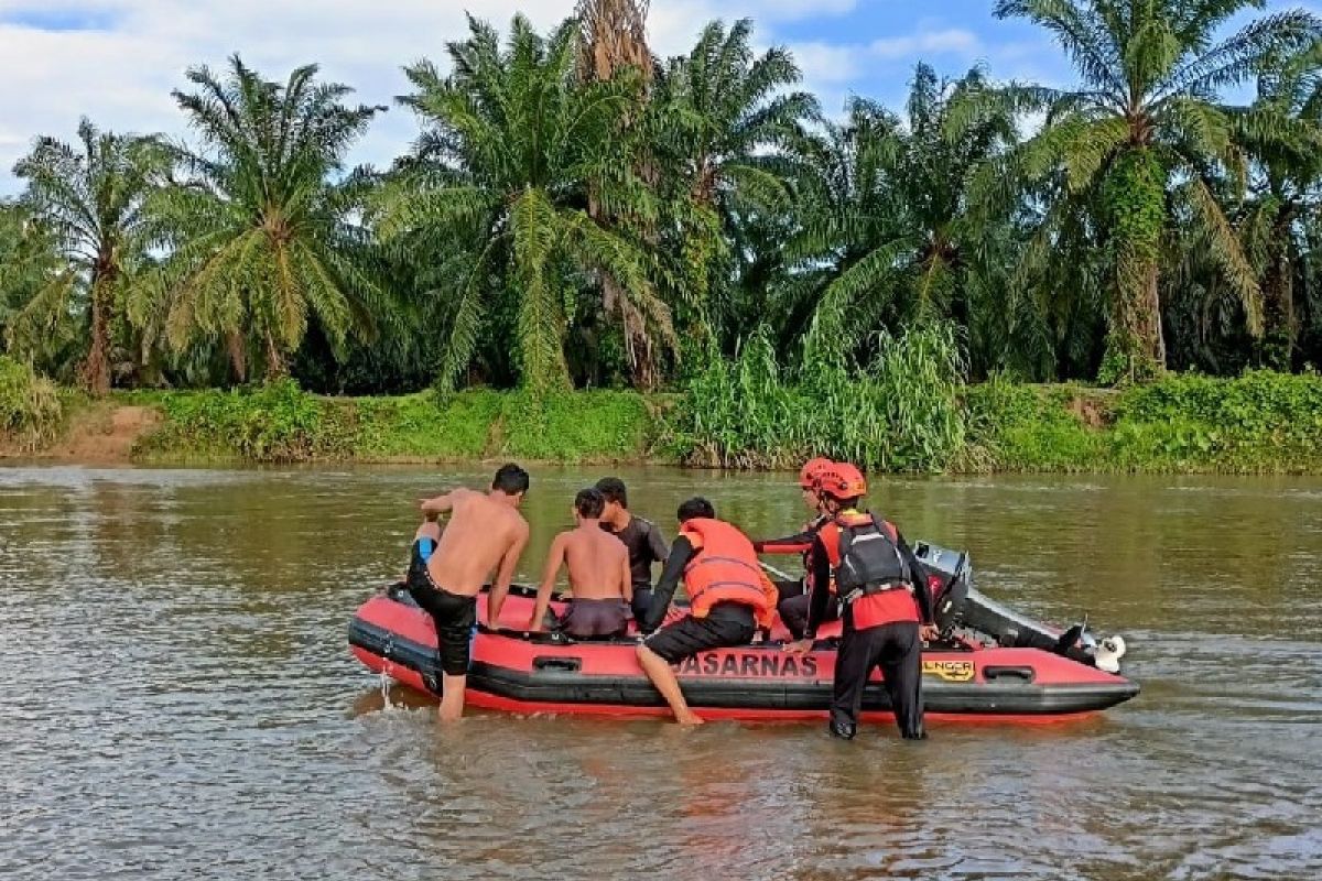 Petugas gabungan cari anak hilang di Sungai Barumun Palas
