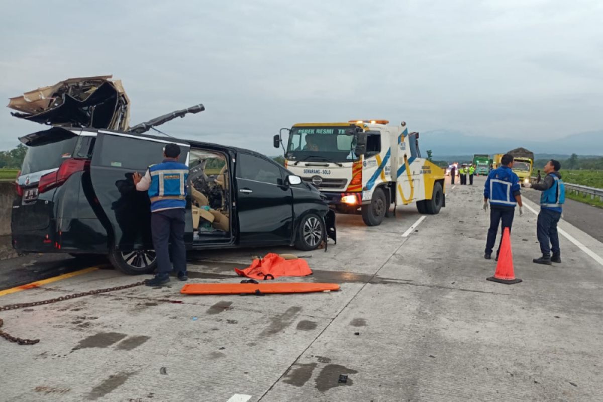 Tiga orang tewas saat mobil Alphard tabrak truk di tol Semarang-Solo