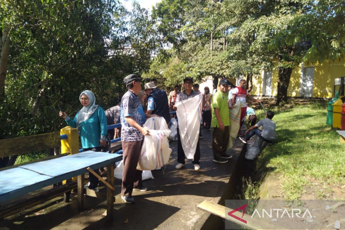 DLH-Siswa Mukomuko gotong royong membersihkan objek wisata