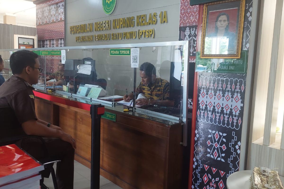 Kejari Flotim pindahkan tiga terdakwa korupsi dana COVID-19 ke Kupang