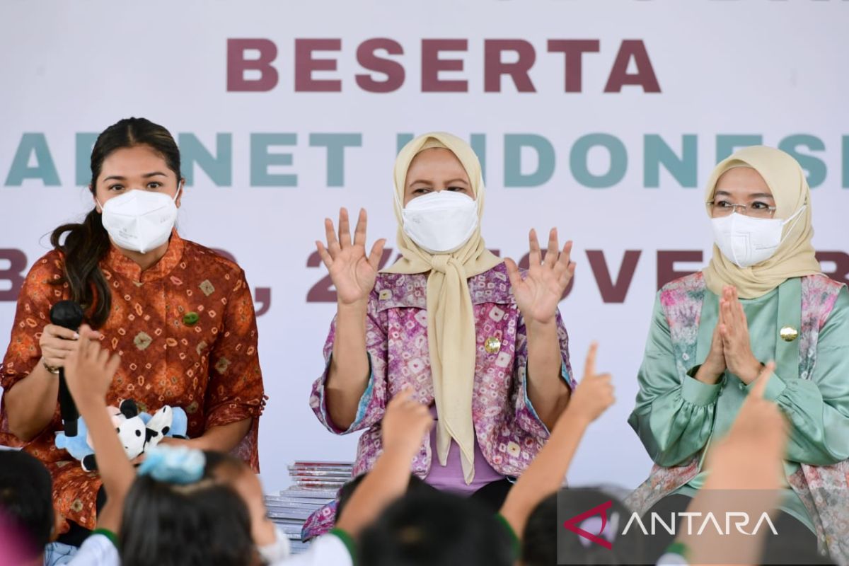 First Lady promotes washing hands with soap at preschool