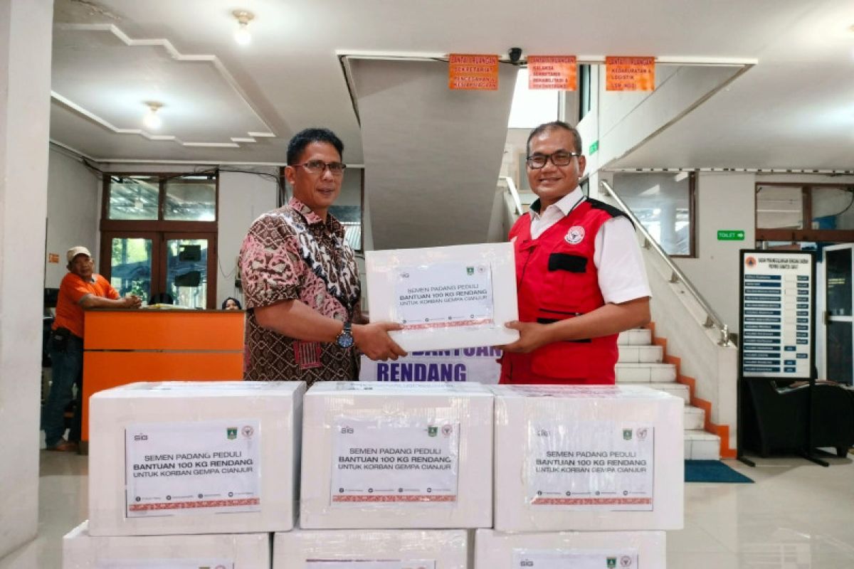 Semen Padang serahkan 100 kilogram rendang untuk korban gempa Cianjur