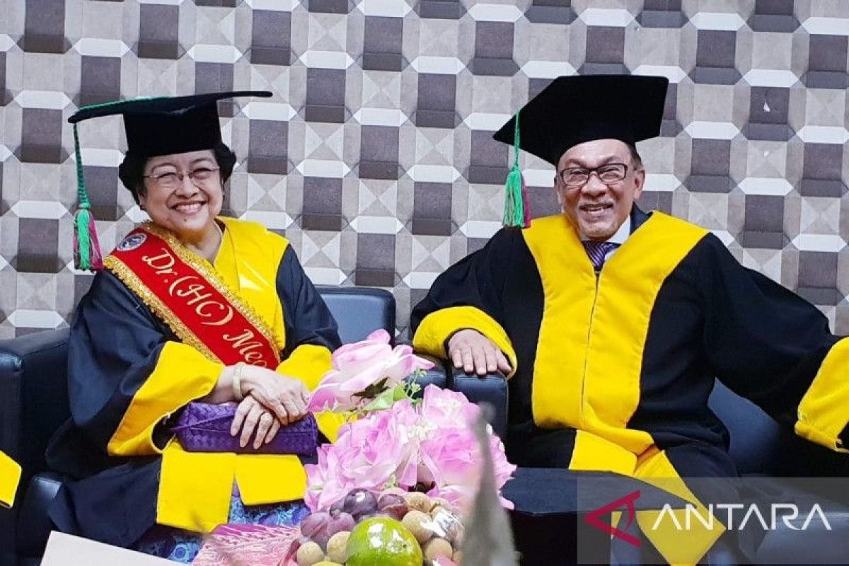 Megawati Soekarnoputri ucapkan selamat kepada Anwar Ibrahim