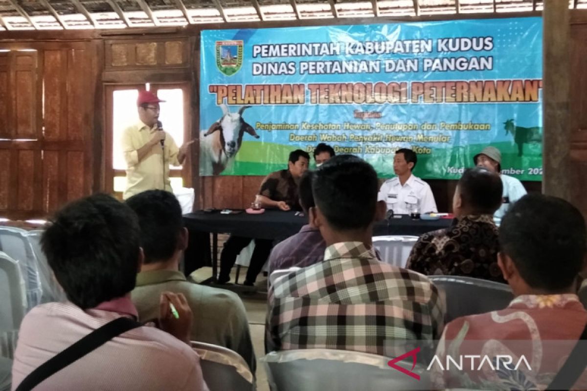 Peternak kambing di Kudus dilatih membuat pakan fermentasi