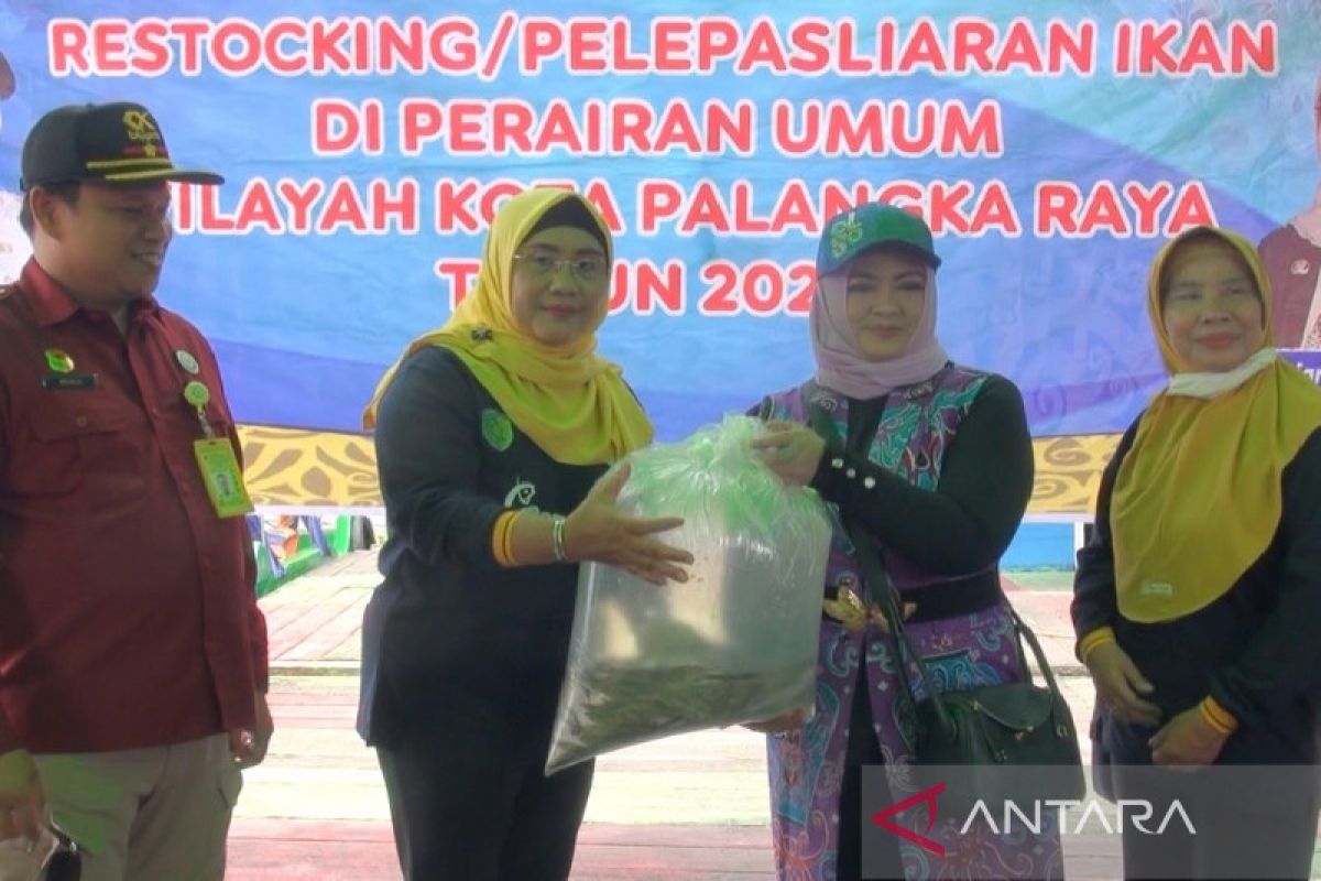 Pemkot Palangka Raya tebar 205 ribu benih ikan di Sungai Sabangau