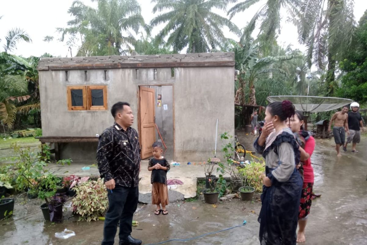 Angin puting beliung rusak 2 rumah di Aekkota Batu Labura