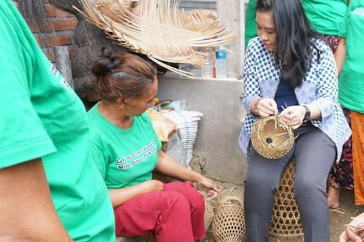 Vokasi UI edukasi pengembangan produk anyaman bambu Buleleng