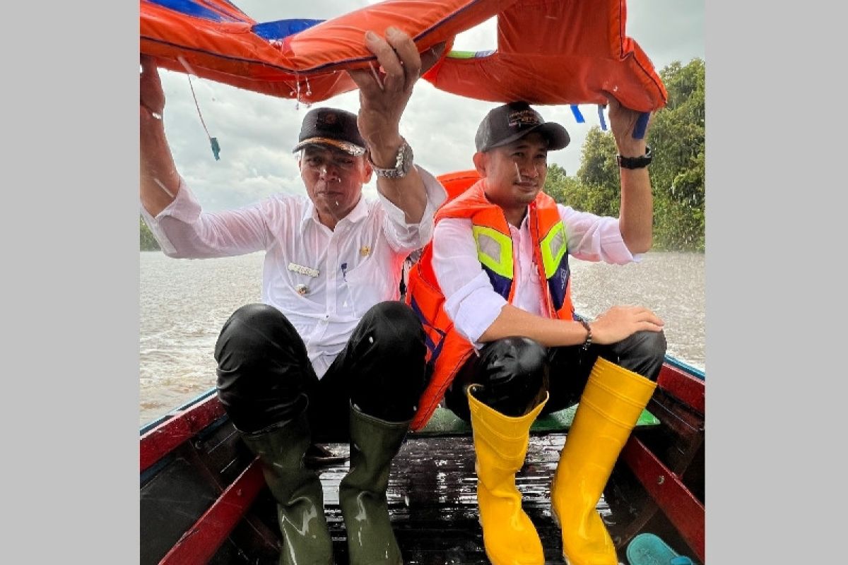 Wali kota terobos hujan deras bantu korban banjir di bantaran sungai