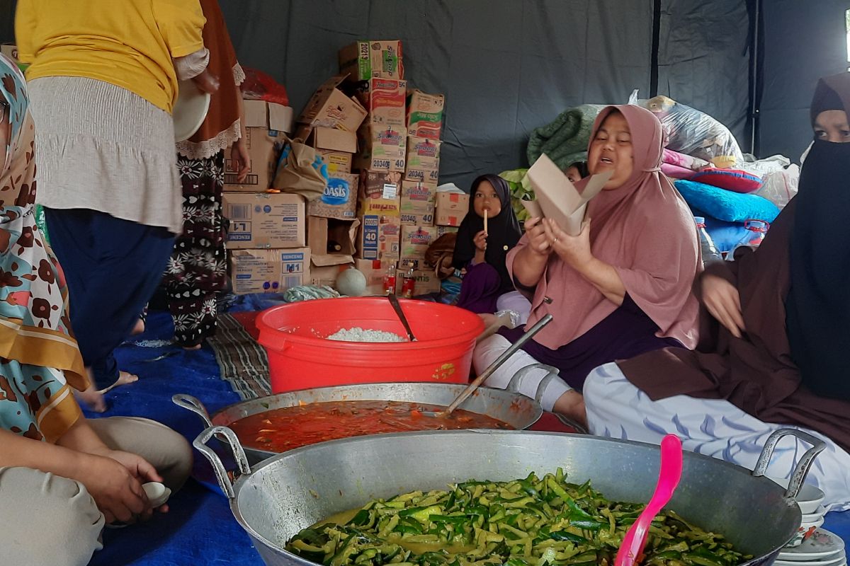 Penyintas gempa Cianjur gotong royong memasak untuk pengungsi