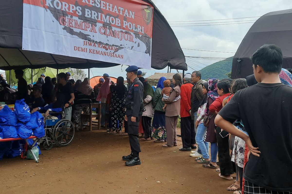Warga penyintas gempa Cianjur antre pengobatan gratis di Panyaweuyan