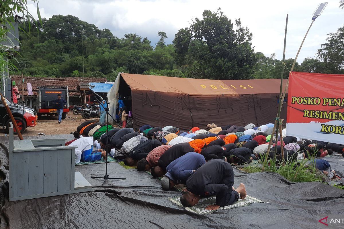 Warga penyintas gempa Cianjur shalat jumat dalam keharuan