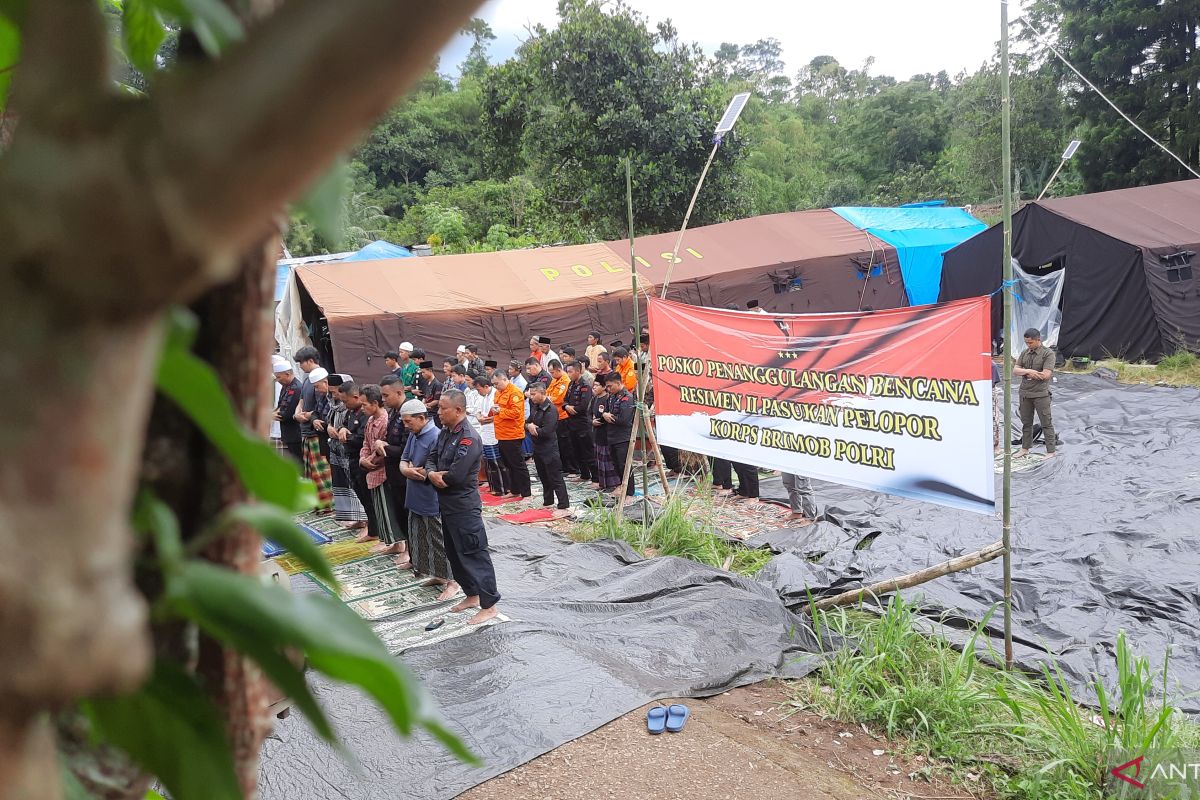 Penyintas gempa Cianjur shalat Jumat dalam keharuan