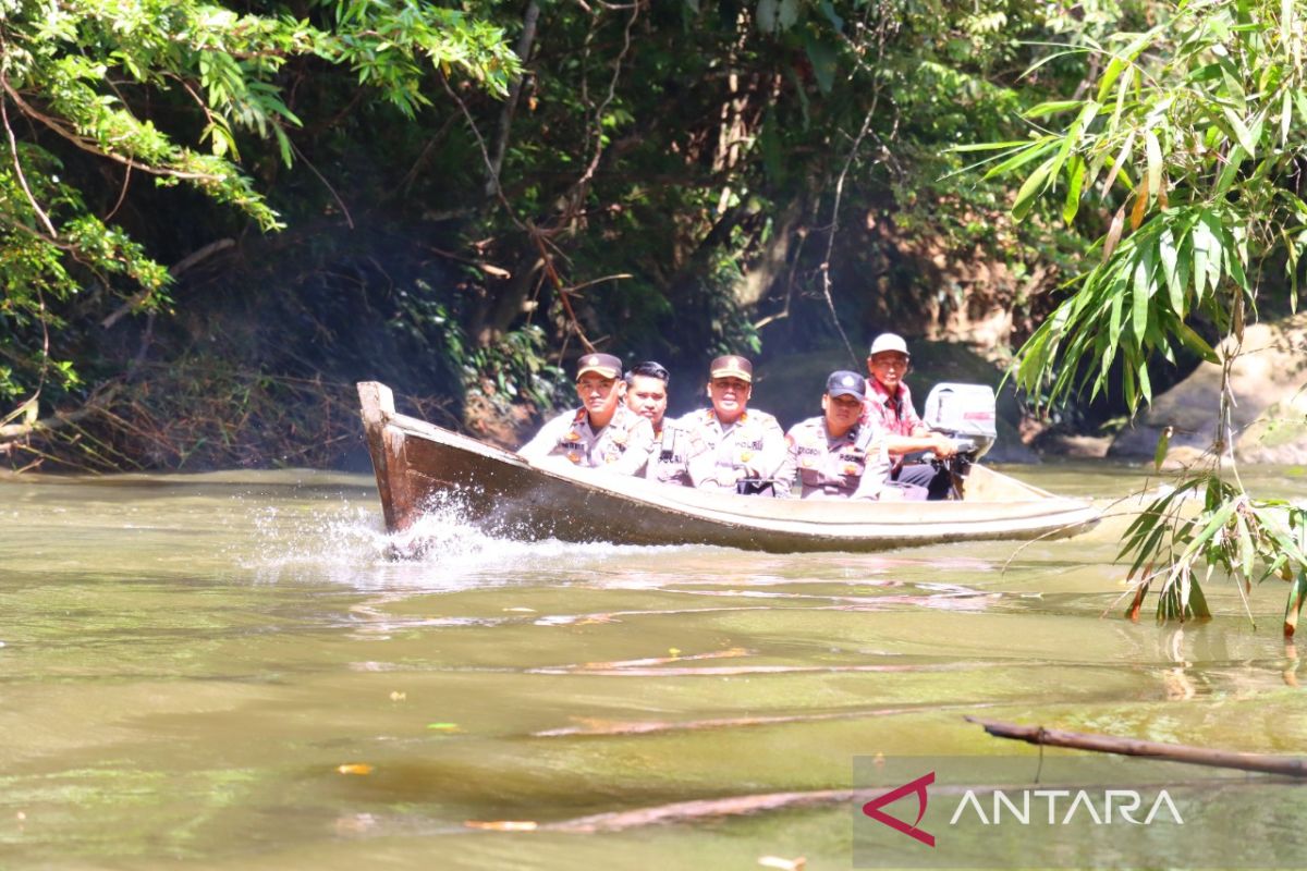 Sambut Hari Guru, Kapolres Inhu jumpai guru dan siswa pedalaman