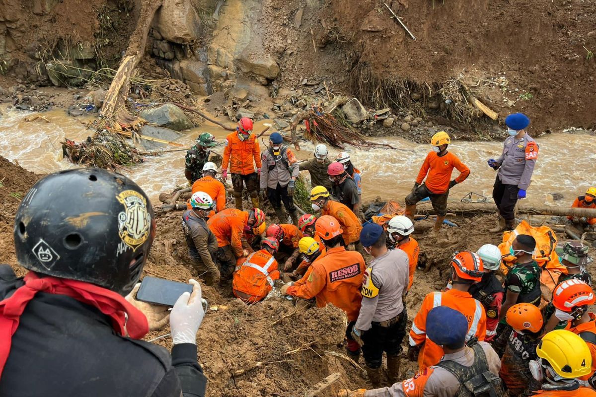 Tim SAR berhasil evakuasi lima jenazah korban gempa tertimbun longsor