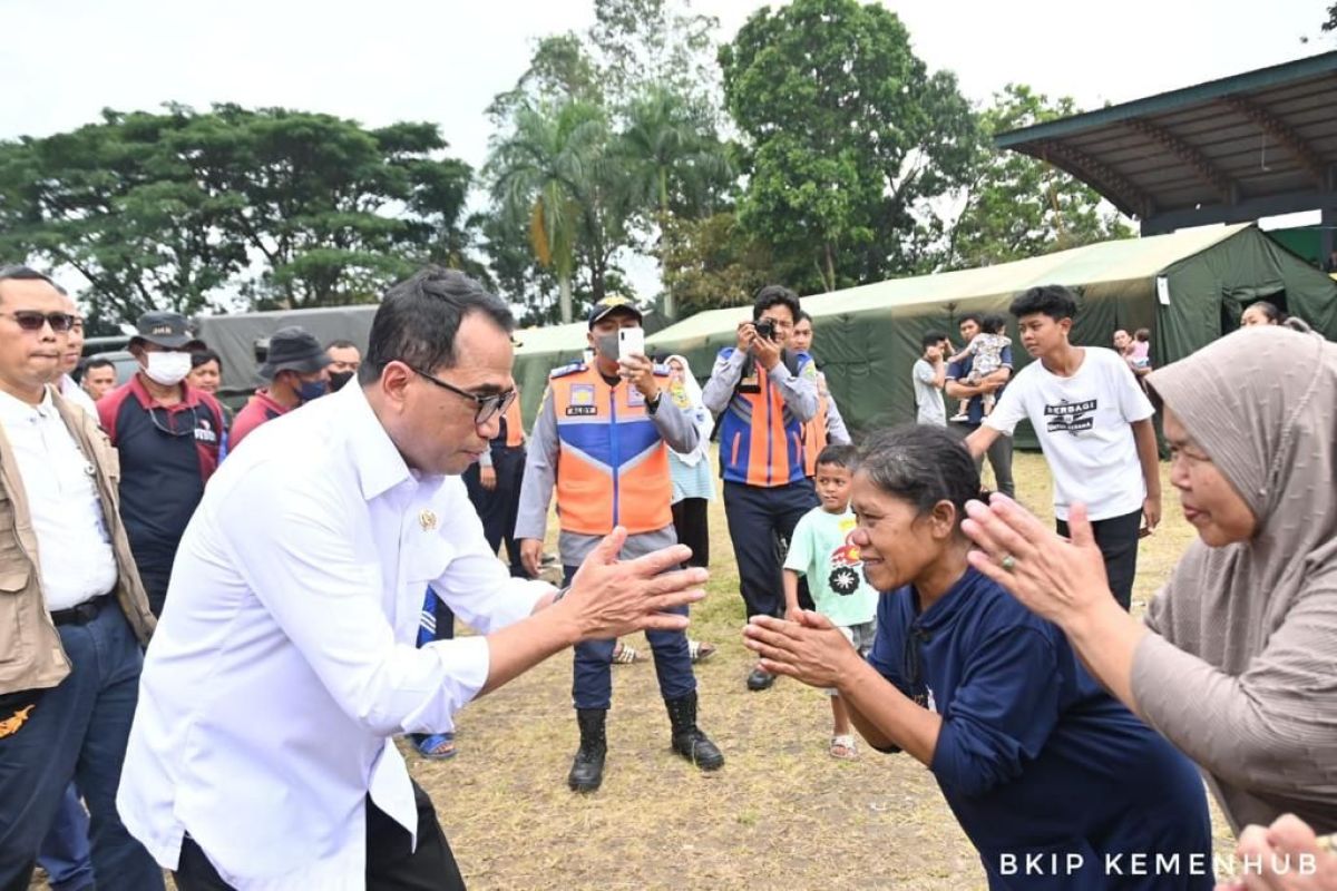 Minister Sumadi provides social aid to Cianjur quake refugees