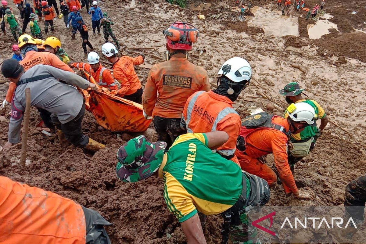 Jenazah ibu dan anak korban gempa di Cianjur ditemukan dalam keadaan berpelukan